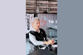 打扮到老，精致到老！#74岁摩登爷爷胡海#年轻态视频封面