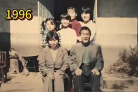新老照片对比 时光荏苒，岁月如梭，从小一起打闹的我们，如今依然并肩而立。小时候总感觉时间过得好慢，盼着长大，现在只想说时光你走慢些，再慢些。29年前的全家福对比现在的全家福，留不住的过往，回不去的曾经，再也凑不齐的全家福#我要上热门 #抖音乡村生活家 #农村生活 #最珍贵的照片 #全家福