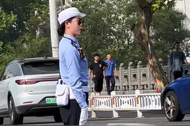 刘警官指挥交通精准干练，英姿飒爽，简直是交通指挥界的天花板！#原创视频 #英姿飒爽 #最美交警 #正能量