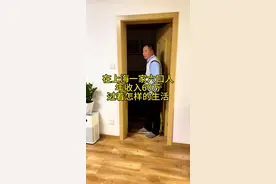 上海年收入六十万的家庭过着什么样的生活呢？我们一家六口人，爸爸妈妈，我和老婆还有两个孩子，租住在普陀区和嘉定区交界处的中外环之间，今天就来和大家聊一聊我们家的故事，我和老婆都在各自的领域努力打拼，我是做保险销售的，老婆是做超市导购员，爸妈他们在隔壁小区做保洁工作，爸爸妈妈都是农村的，目前没有养老金，目前的工作也是给他们自己养。 做储备。我们的女儿今年是三年级，小宝今年是上了幼儿园，虽然我们没有大富大贵，现在的收入也能让我们的生活有了基本的保障，承载着家里的柴米油盐。先来聊一下我们家一年大概的开支是多少吧。 目前我们家每年最大的开支就是房租。在上海这个一线城市，除了吃喝拉撒就是房租了，我们和爸妈现在租住的房子每个月是6900元，一年下来也就是82800元。 一家人的生活费每年大概在五万元左右，平均到每个月也就是四千块钱。我们一家六口人的商业保险每年是四万元，我在上海交的社保每年是36000，元老婆的社保是自己单位交的，目前没有开支。 生活当中，礼尚往来至少两万元。两个孩子学校吃饭，再加上买零食，每年在两万元左右。小宝这边目前还在吃奶粉，每年大概在12000元左右，一家六口人的水电煤加上手机话费。 每年大概在一万块钱左右，一年到头，平时换季买衣服，我们家大概在五千元上下，随便算算，每年的收入一般都是刚性支出，花掉了用。我们安徽有句老话说，哪里赚钱哪里花。 一分钱也别想带回家。自从有了微信和支付宝，我们的钱真的是到处乱跑，不相信你们可以拉一下你们的消费账单，可以看一下每年的消费和支出到底是多少。欢迎在我的视频下面讨论，你们的支出和收入每年都是多少。今天早上是周末，只有老妈一个人上班，大小宝他们还在寒假里面，今天上午我刚好休息，也没有去跑客户早上起来做了鸡蛋饼，煮了几个白水蛋稀饭，是老婆昨天晚上就预约好的。 今天上午我们一家六口人的早餐，基本上大概在十块钱就可以解决。如果一家六口人的早餐全部在外面买，基本上二十块钱还不一定能够解决。在家里做早餐既营养又实惠。如果每天都在家里做早餐，一年下来，一日的三餐也可以省不少钱。 希望在2025年都能够精简消费，减少不必要的开支，相信日子会越过越富的，为未来的幸福生活积攒足够的财富，实现生活与成全的双赢。#记录真实生活 #沪漂#收入  #存钱视频封面