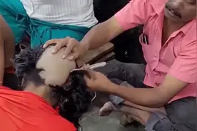 50岁印度大妈第一次洗礼，把长发剃成光头，看着很过瘾视频封面