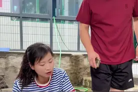 给大辉来个杀鸡儆猴，婆婆这回又有鸡吃了，做鸡非常简单的做法就是高压锅焗鸡#燕子生活日常 #农村原创视频 #农村美食 #2025新农人计划#乡村守护人