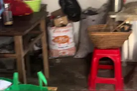 站在敬老院门口，风卷着枯叶打转，叔叔佝偻着背往回走的身影，突然和记忆里那个脾气倔强的男人重叠。小时候他总板着脸训我，中年时固执的举动常惹得家人叹气，可当我真正要把他留在这儿，才惊觉那些棱角都被岁月磨成了温柔的褶皱。  如今妈妈瘫坐在轮椅上唤我名字，孩子攥着作业本追问"这道题怎么写"，我数着日历上密密麻麻的日程，终于明白人生有时不是选择，而是妥协。把叔叔安顿在这里的那天，他摸着床头崭新的被褥说"挺好"，我听了心里很难受☹️  从前总想着清算对错，此刻只盼时光慢些走。那些未说出口的和解，那些来不及修补的裂痕，都在目送他背影时化作喉咙里的酸涩。生活教会我最痛的事，大概就是：有些告别不是因为不爱，而是因为，我已经用尽全身力气，却依然护不住所有人。#愿所有老人身体健康开心快乐每一天#是不是我们都不长大你们就不会变老  #分享日常生活 #感谢国家好政策 #vlog十亿流量扶持计划