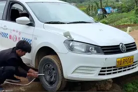 前驱车两车轮掉下路坎，即使是四驱车也不一定上得去，神车手教你如何用一根拖车绳快速自救#专业动作请勿模仿视频封面