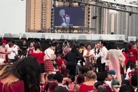 #华晨宇#日出演唱会#佛山 排队不易，大家不要插队遵守秩序