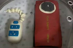 三折叠 不仅有面 饿的时候还可以吃#三折折叠屏手机 #哈哈哈哈哈哈我要笑死了 #三折叠 #万万没想到 #人类迷惑行为 视频效果无不良导向