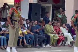 印度降旗仪式，不一样的异国风情 #印度降旗仪式 #印度士兵 #分享异国风情 #观世界视频封面