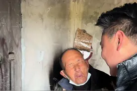 粉丝给四河大爷送个手机，把四河乐开花了，要给几十年前认识的女的打电话，结果她老公接的，#农村生活 #正能量 #社会百态 #四河大爷视频封面