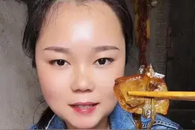 干豆角拿回家用温水泡30分钟后下锅煮上5、6分钟左右捞起挤干水分切成小段，拿来炒腊肉，五花肉，特别下饭，还是小时候的味道！ #美食 #农村家常菜视频封面