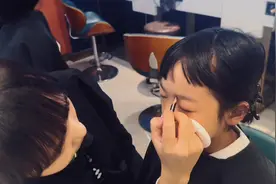 你要写少年就不能只写少年。 要写举首望月，皎皎眸中万物浮现。