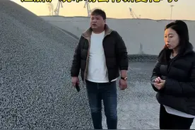 江苏港口玄武岩，辐射江浙沪皖，密度2.9！随着当地大矿重开，玄武岩的市场格局会发生变化吗？#沥青摊铺施工 #砂石料运输 #白露说砂石 #矿山 #砂石料视频封面