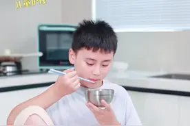 孩子爱蹲着吃饭，可能暗示着身体信号#金牌育言家 #人类高质量暑假 #父母必看系列 #涨知识 #吃饭视频封面