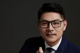 #上海一女子因排队起争执 上海一女子因为嫌买网红煎饼排队时间长直接插队，并表示我长得好看，就不用排队，你们都得给我道歉。#小仙女视频封面
