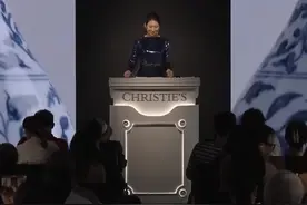 女神陈良玲这次带来天价藏品 来自明永乐时期的玉壶春瓶 起拍价就是一千多万 成交价更是让人惊讶#陈良玲 #拍卖会 #古董 #佳士得