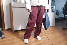 50➕退休大姐不服老，穿上一条安哥拉红的弯刀裤，气质不输年轻人