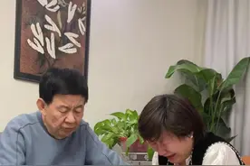 没想到爸爸又专门过来……人生无常，小时候爸爸总说，我就是他的开心果，没想到这个开心果，竟在40岁的年纪，又让老父亲操心了，妈妈不在了，爸爸还要为了我的生活担心……爸爸把妈妈照片拿出来的那一瞬间，我心里的委屈一下子涌上心头，妈妈小时候总是喜欢把我抱在怀里摇啊摇，现在有好多话想跟妈妈说。爸爸一直说他很内疚，看着爸爸总是自责，我能做的就是尽快处理好这些事，振作起来，带着两个孩子把日子一天天过好，让全家人都放心，让妈妈也放心。#记录生活 #父亲 #离婚 #父亲的爱是伟大的 #强哥静姐五口之家 @强哥姐姐静姐大姑姐视频封面