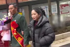 满满的仪式感，男子参军18年光荣退伍，妻子特意领着他在小区转一圈。#暖心 #感人 #正能量视频封面