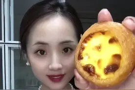 不会还有人啊，傻乎乎的出去买那个四五块钱一个的蛋挞吧？其实自己在家做啊，成本也就一块多，先来上两颗鸡蛋。一瓶旺仔牛奶，喜欢吃甜一点的，可以再加一点糖，然后给它搅拌均匀。蛋挞皮呢？我家一直吃的是这个动物牛油起酥的，它不含反式脂肪酸，我已经回购过好多次了，特别的酥脆。然后把蛋挞皮里倒上刚刚调好的蛋挞液，放进空气炸锅一百七十度烤十二分钟。咱们美味的蛋挞呀，就出锅了，你看这自己烤的啊，就是不一样。刚烤出来啊，热热乎乎的，外酥里嫩，超级好吃。#美食不可辜负 #好吃到爆 #强烈推荐 #美食推荐 #在家做美食