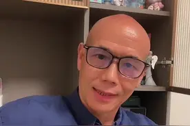 心情不好就想喝一杯？李白说过“借酒消愁愁更愁”！ 而科学则告诉你：酒精只会把‘愁’演绎得更加入味。   美国南加州大学追踪5000人的调研发现：借酒消愁的人，抑郁风险翻倍；知道吗？ 酒精会延长大脑对痛苦的记忆，像给伤口带来‘保鲜’的效果。试图从酒精中摆脱糟糕的情绪， 其实是一种危险的逃避。酒精可以短暂麻痹你的神经， 却从不解锁答案。   其实‘快乐的开关’无处不在：  比如， • 大自然疗法：15分钟森林浴，压力激素直降20%   • 宠物疗愈：撸狗10分钟，催产素飙升，焦虑减半   • 运动解忧：30分钟跑步=服用天然抗抑郁药   • 哪怕就是简单的泡个热水澡，闭目静听水流的声音， 你也会感受到放松的疗愈  真正的强者，从不靠酒精来给自己制造幻觉，而是用行动改写现实。下次情绪低落时，请记得：你的身体自备解药。“    ”逃避是痛苦的复利，行动才是自由的开始。“   ——————————— 数据资料清单**   1. 酒精与抑郁关联研究    - 南加州大学双胞胎研究 (DOI:10.1001/archgenpsychiatry.2012.1107)   2. 酒精强化痛苦记忆    - 东京大学神经科学实验 (DOI:10.1523/JNEUROSCI.2021-21.2022)   3. 自然疗法效果    - 《Environmental Health Perspectives》2018年研究 (DOI:10.1289/EHP1663)   4. 宠物催产素效应    - 麻布大学动物行为学研究 (DOI:10.1038/s41598-022-09402-7)   #人生感悟 #焦虑 #疗愈 #酒文化 #借酒消愁