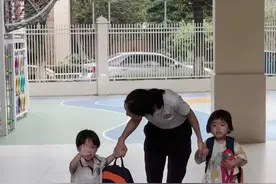 到底是怎样的老师会让2岁宝宝爱上上学？ 被误解但依然用真心换真心@米老板 @靓仔乐爷 @潘乐文 #90后带娃 #幼儿园 #人类幼崽 #宝爸带娃视频封面