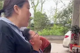 抖音跟我推荐的，必须再发一次，小儿子被大孙子收拾了，哭着找爸爸，还得被爸爸教育😂😂谁叫你跟他玩的，挨打活该😂😂