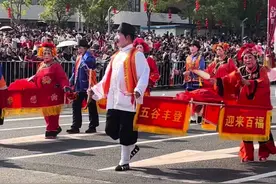 泉州踩街终于看到火鼎公婆了！！#泉州踩街 #有一种热闹民俗叫踩街 #人来神往趣泉州 #泉州重启正月民俗踩街活动 #泉州仿佛来了1亿人 @DOU+小助手视频封面