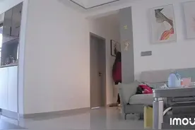 儿子带一群女同学回家，妈妈看着监控不知道该怎么办视频封面