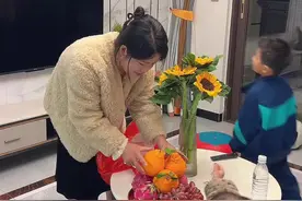 结婚8年还继续带着三孩子搬家。这一切只能从老公当初说不要二手房起，不然我们一家人现在都不需要再搬家了吧。当时老公说娶老婆是二手的、车子也是二手的，房子不能再要二手的啦，又怕别人笑话他什么都是二手的，当时就选择了供期房，谁知道选中了烂尾楼房…#二婚夫妻 @海娇夫妻小卖部视频封面