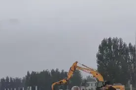 闫寺镇大屯村火车道两边地里强制安装光伏发电，一边是老农民视频封面