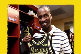 5年前,32岁头发花白的安德烈-英格拉姆，首次站上NBA赛场，这位老新秀在赛后，也久久不愿脱下那身紫金战袍。也许成年人的世界没有童话，但生活会在不经意间给你一个惊喜❤️视频封面