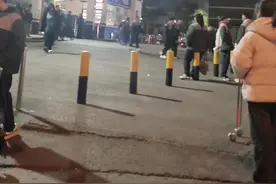 当别人三代人拧成一股绳冲锋陷阵的时候，你家三代还为了谁洗碗吵得鸡飞狗跳！ 当别家整合资源给孩子铺路的时候，你家的能量全耗在拨河比赛上了！ 不是输在起跑线，是别人起跑时你家还在踩跑道……#情感 #情感共鸣 #夫妻 #家庭 @抖音短视频 @DOU+上热门 @DOU+小助手视频封面