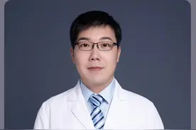 自己在家染发，过敏了这么办~#樊哥撩皮肤 #染发 #过敏 #皮肤视频封面