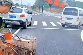 4米5导向箭头直行带右，司机朋友注意了？#热熔标线 #交通标线 #导向箭头 #安全拍摄路段请勿模仿 #道路千万条安全第一条 @抖音短视频视频封面