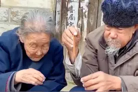 爷爷奶奶相濡以沫80年，没有豪车别墅，鲜花钻戒，没有山珍海味，只有粗茶淡饭，让世人羡慕的爱情，有时还可以打打闹闹，小鸟依人，看到心都暖了，家财万贯不抵粗茶淡饭，有佳人相伴！不喜欢的一划而过，喜欢又羡慕的祝二老福如东海寿比南山#爷爷奶奶的爱情 #关爱老人传递正能量 #相濡以沫到老视频封面