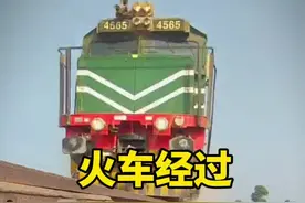 近距离观看火车经过太吓人了 #火车 #列车 #铁路轨道视频封面