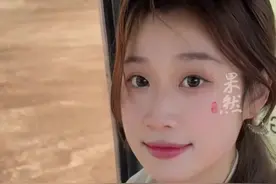 烟台“00后”女生因妆容精致却开着铲车卖羊粪引关注（齐鲁晚报·齐鲁壹点 杜晓丹）视频封面