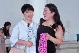 今天收到粉丝一大包衣服，太开心啦！视频封面