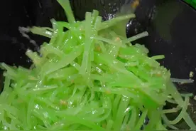 很多人在家炒莴笋不是软绵绵的就是不入味，以后像我这样在家做个素炒莴笋丝的做法，清脆爽口，好吃又下饭#家常菜 #素炒莴笋丝视频封面