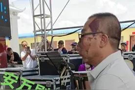 #安万剧院 最近遇到一个高级黑，我评论了一句话，他就在另外一个平台发作品怼我了，又在抖音上黑我了，我把截图发在下面，大家一看变质，看看我说错哪句话了吗？打着支持安万剧院的旗号，做着捧杀剧院和剧院演员的事，这种被俗称为高级黑，高级黑粉。