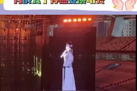 肖战去了孙燕姿演唱会！还穿了纪念t恤