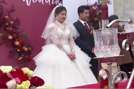 #湘湘的晚安系列 婚礼现场大娘诵读祷告词祝福新人，新娘一旁强忍憋笑最终还是“破功”。来源：@阜阳迷鹿美业视频封面