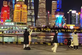 总要来趟上海吧，吹吹黄浦江的晚风，看一看璀璨灯光的陆家嘴，感受一下魔都无与伦比的魅力#外滩夜景 #上海 #旅行推荐官 #总要来趟上海吧视频封面