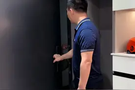 离婚半年了，前期第一次来给孩子送抚养费，我以为她要来找我复合，结果送我一把剪刀这是什么意思？ #万万没想到 #婚姻 #情感视频封面