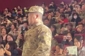 请问非现役人员，可以身着部队制式迷彩服，佩戴海军臂章、胸标、姓名牌、帽徽、领章么？如果不可以，这不就是冒充现役军人么？ 我们在单位的时候，连下街都不敢穿迷彩。而且退役后按规定应上交臂章、胸标、姓名牌、帽徽、领章等军人标识。军人标识是神圣的，而且非现役人员佩戴现役军人标识，容易给犯罪分子创造招摇撞骗的机会。 根据《中华人民共和国刑法》第三百七十二条规定，冒充军人招摇撞骗罪是指以谋取非法利益为目的，冒充军人招摇撞骗的行为。具体表现形式多种多样，如穿戴军人服饰行骗，使用伪造的军人证件行骗，等等。