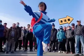 自古英雄出少年，小女孩空翻特技功夫展示，动作行云流水震惊全场，太帅了!👍👍 这才是真正的中国功夫 #弘扬中华武术 #台上一分钟台下十年功 #空翻特技 #高手在民间 #多才多艺视频封面