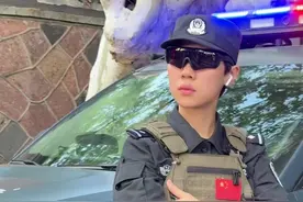 西湖边遇到利箭突击队特警小姐姐执勤 她被拍的有点害羞了。#平安守护 #杭州 #国庆视频封面