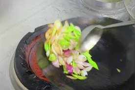 洋葱炒土豆怎么做，大厨教你一招，咸香可口，家常美味视频封面