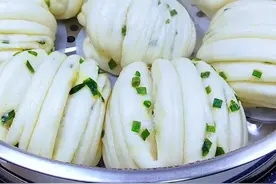 葱花花卷，蒸了一锅葱花花卷，一次发酵，暄软好吃，做法简单 #我的厨房日记 #跟着抖音做美食 #葱花花卷 #花卷 #面食分享