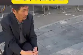 守着空笼子卖金毛金毛却不在笼子里大爷：狗自己出去玩了!视频封面