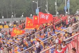 今天晚上湘超联赛，永州队主场对阵湘潭队，开始入场啦！